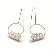 QS30LE - Horizontal Swirl Earrings with 3 Fresh water pearls